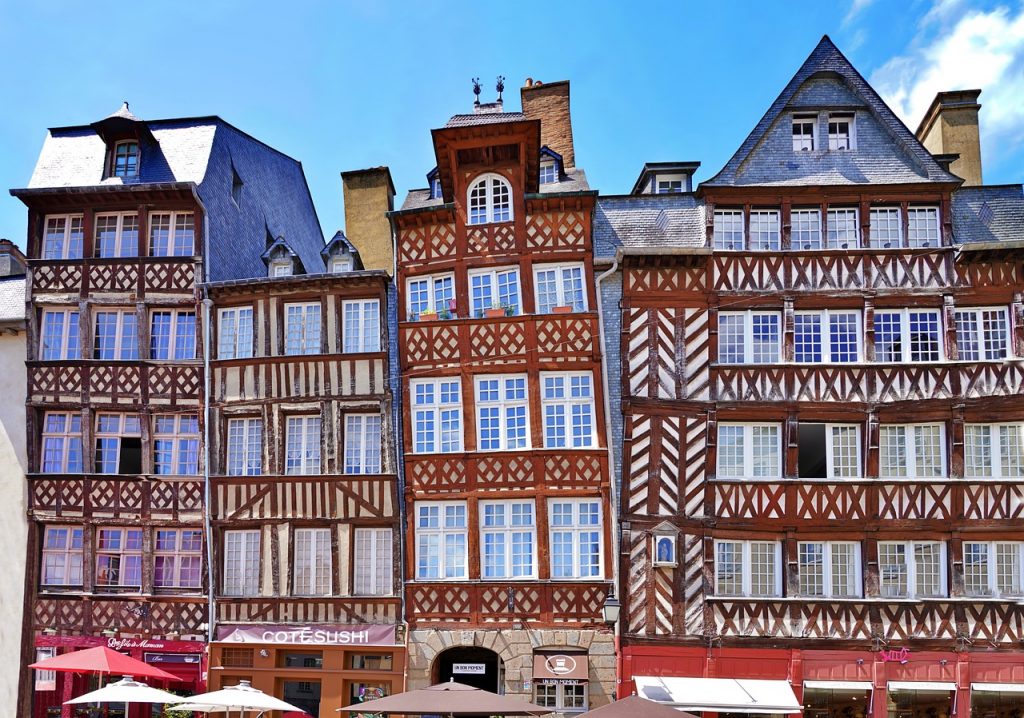 Image of half-timbered buildings in Rennes, Britanny, by Yves from Pixabay